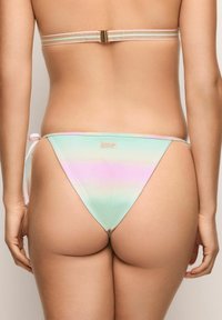Jasno pastelowy gradientowe majtki bikini w miętowym zielonym i różowym kolorze, z wiązaniem z boku i minimalistycznym krojem, z małą metką logo.