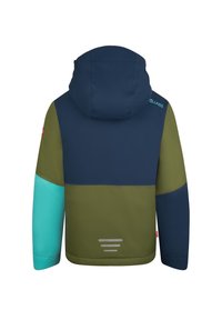 Bunte Kinderjacke mit Kapuze, gefertigt aus wasserdichtem Material. Sie hat grüne, marineblaue und tealfarbene Paneele sowie reflektierende Akzente am Saum.