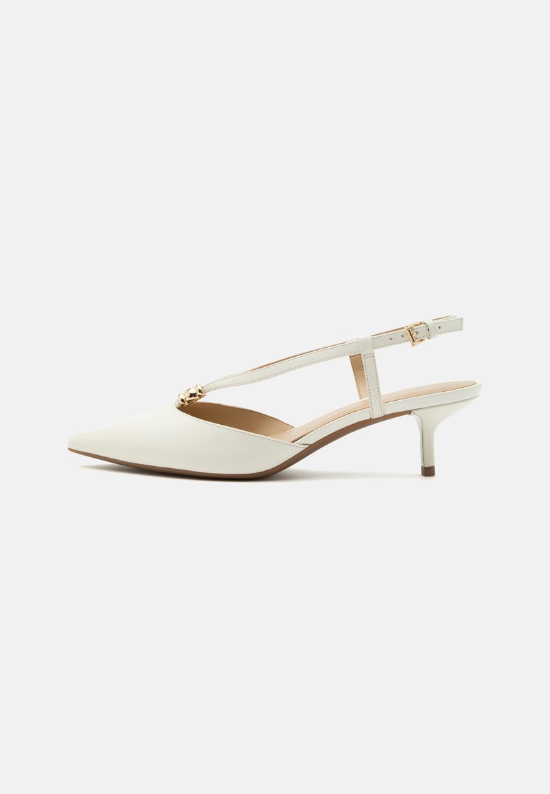 Escarpin slingback blanc à bout pointu, talon aiguille bas et élément décoratif doré sur la bride avant.