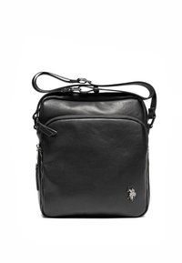 Borsa a tracolla in pelle nera con texture liscia, chiusura con zip, tracolla regolabile e dettagli del logo argento sulla parte anteriore.