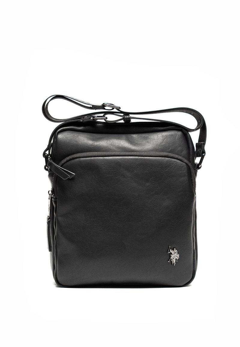 Borsa a tracolla in pelle nera con texture liscia, chiusura con zip, tracolla regolabile e dettagli del logo argento sulla parte anteriore.