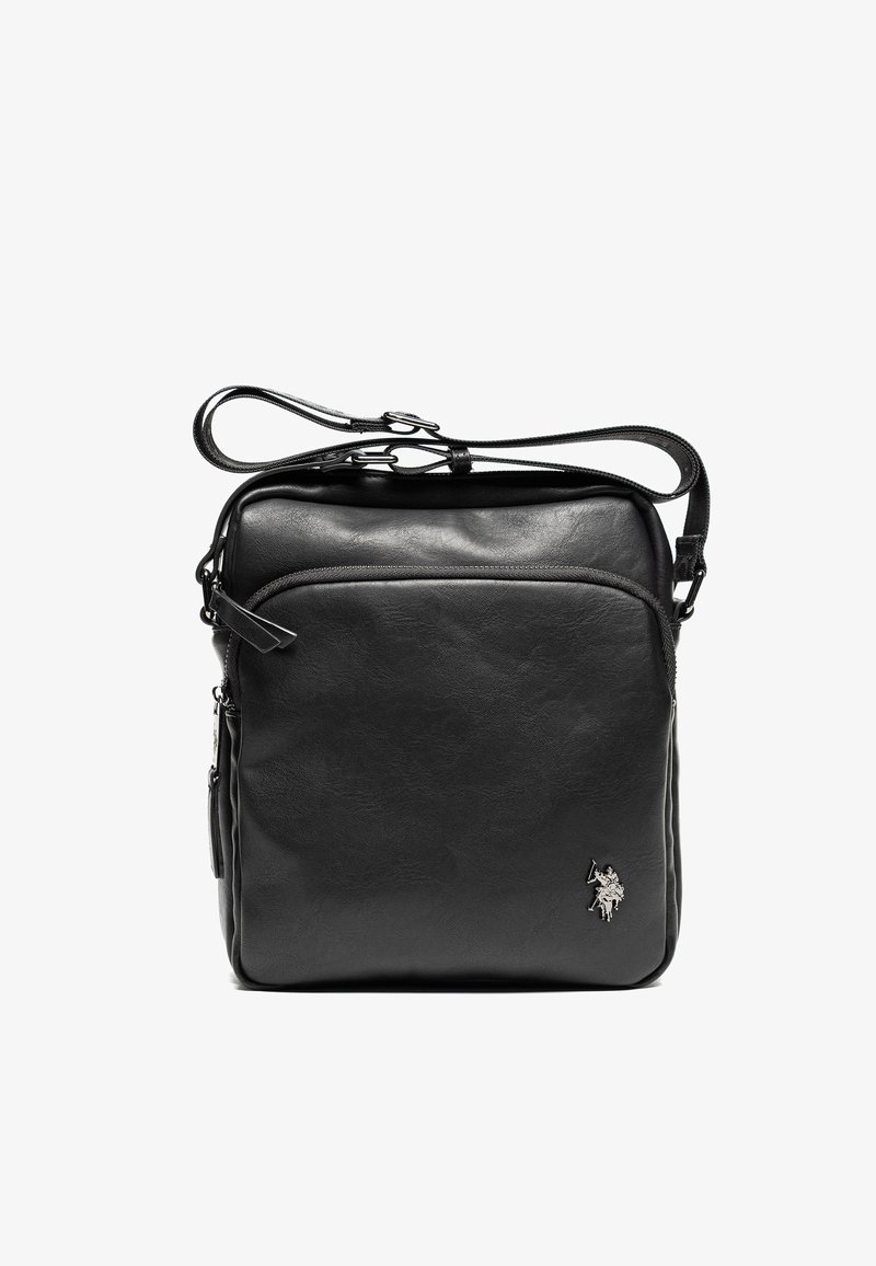 Borsa a tracolla in pelle nera con texture liscia, chiusura con zip, tracolla regolabile e dettagli del logo argento sulla parte anteriore.