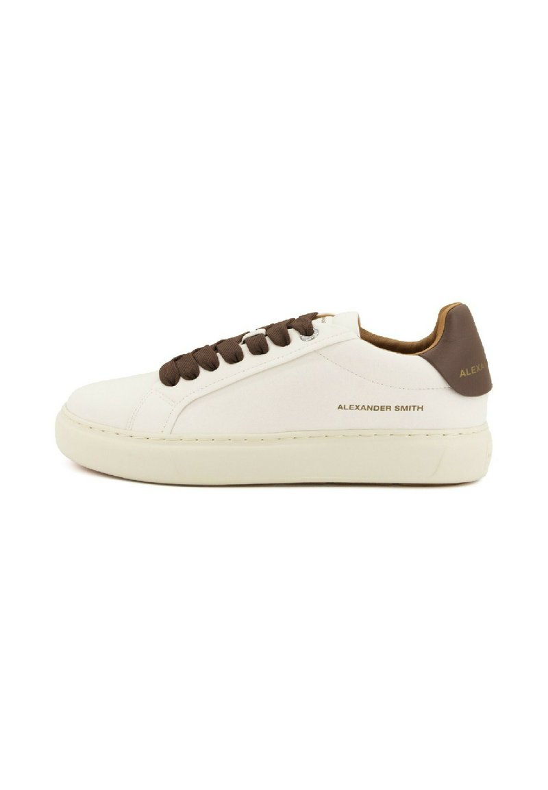 Sneaker bianco a basso profilo con lacci e accento sul tallone marroni. Sopra testurizzato, suola in gomma, discreto branding "ALEXANDER SMITH" sul lato.