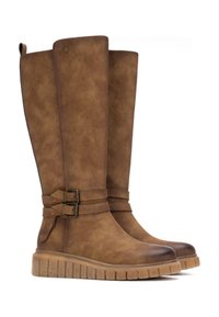 Botas marrones hasta la rodilla con un acabado mate, dos hebillas en el pantorrilla y una suela de goma texturizada.