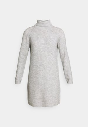 Svetlo siva pletena obleka s turtleneck ovratnikom, dolgimi raglan rokavi, rebrasto teksturo in A-linijo, ki se odlikuje s sproščenim krojem.