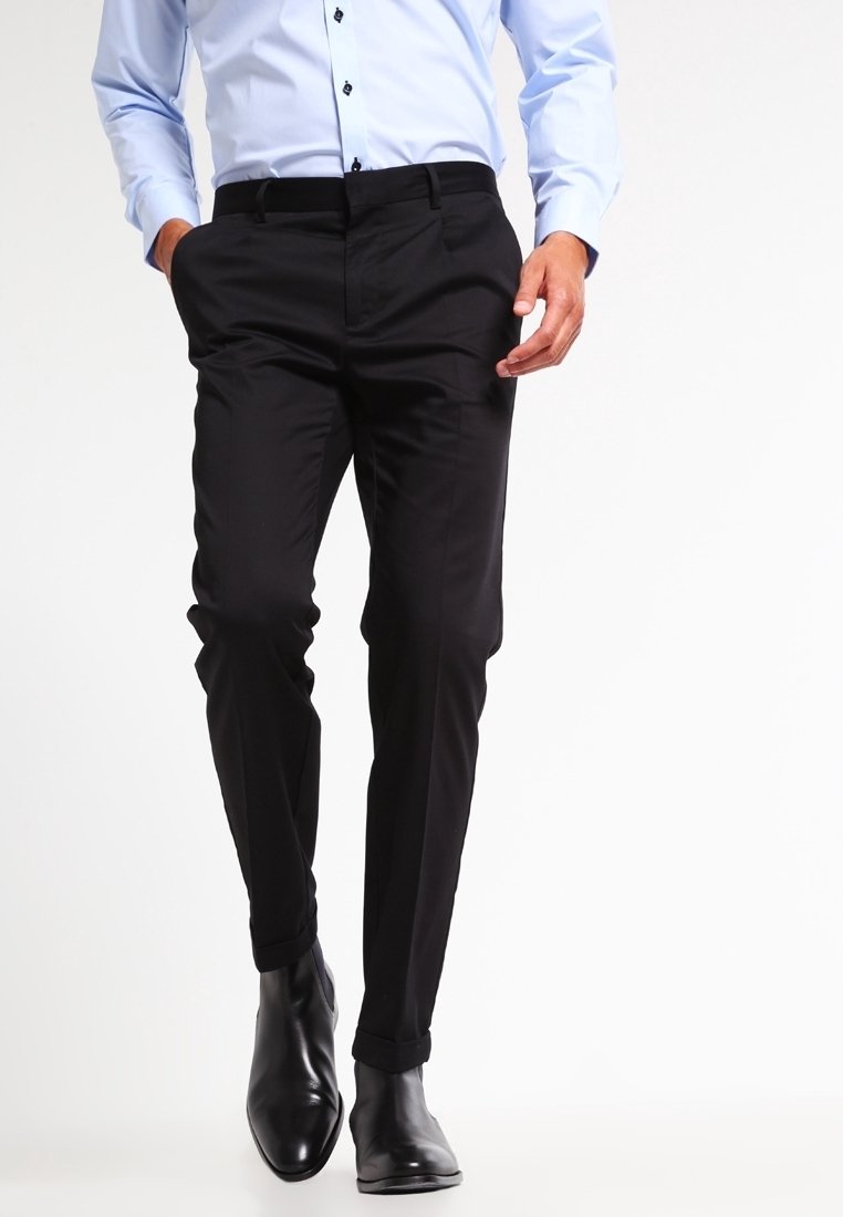 Svarta skräddarsydda byxor med en slät tygfinish, slim fit-design, rak front och sidofickor, ihopparade med svarta läderskor.