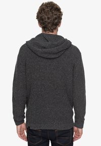 Sudadera de punto gris con un corte relajado, un gran collar doblado y puños acanalados. Fabricada con un tejido texturizado que presenta un patrón sutil.
