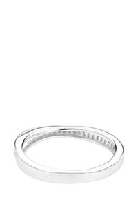 Anillo de plata con un acabado suave y pulido, presentando una banda delgada y una forma ovalada. El interior tiene pequeños detalles circulares para añadir textura.