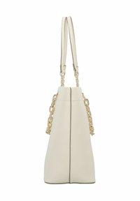 Bolso de piel color crema con superficie texturizada, doble asa para el hombro y acentos de cadena en tono dorado a los lados.