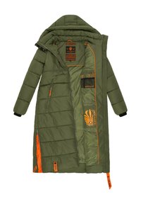 Lange olijfgroene pufferjas met oranje accenten, voorzien van een capuchon, ritszakken en logo-details. Opvallend geborduurd ontwerp.