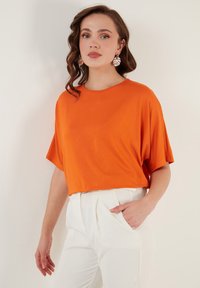 LELA LOOSE FIT - Jednoduché tričko - orange