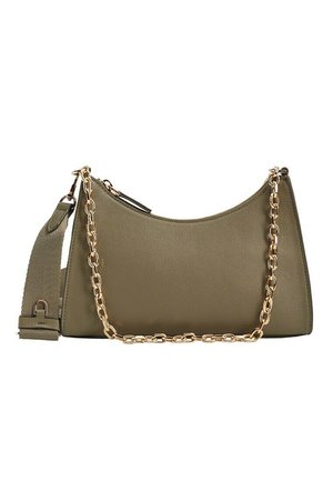 Oliwkowa torba na ramię o teksturowanym wykończeniu, z złotym łańcuszkowym paskiem i odpinanym szerokim paskiem materiałowym z metalowymi zaczepami.