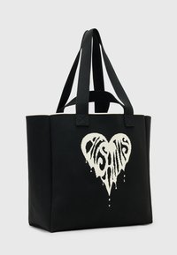 Sort taske med hvidt hjerte-design med tekst, lavet af holdbart stof. Designet med robuste håndtag og en struktureret form.