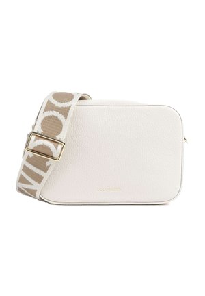 Bolso bandolera rectangular de cuero blanco con correa ajustable beige y blanca que presenta un patrón circular grande y un pequeño logotipo dorado.