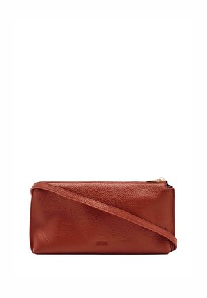 Sac bandoulière rectangulaire en cuir marron à texture granuleuse, avec une fine bandoulière et une fermeture éclair dorée sur fond blanc.