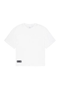 Witte katoenen t-shirt met korte mouwen, een ronde hals en een zwart merklabel op de linkerkant onderaan. Eenvoudig ontwerp, geen patronen of graphics.