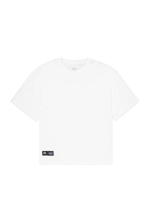 Hvid bomulds t-shirt med korte ærmer, en rund halsudskæring og en sort mærket etikette nederst til venstre. Enkel design, ingen mønstre eller grafik.