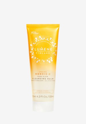Balsamo detergente Lumene Nordic-C Pure Glow in un tubo a gradiente giallo, etichettato con testo bianco. Contiene vitamina C e lampone artico.