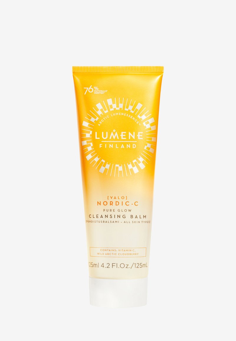 Lumene Nordic-C Pure Glow Cleansing Balm i en gul gradienttube med hvid tekst. Indeholder vitamin C og arktisk multe.