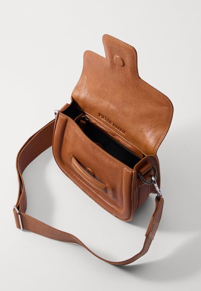 Pierre Hardy ALPHAVILLE - Käekott - brown
