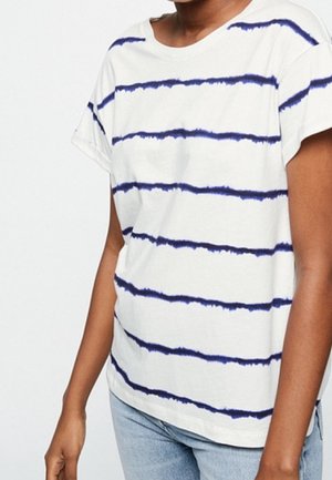 Le t-shirt en coton présente des rayures horizontales bleu marine sur un fond clair, avec une coupe décontractée, un col rond et des manches courtes.