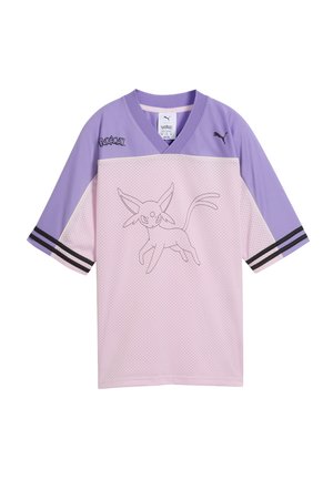 Maillot de sport à manches courtes en lavande et rose clair avec le logo Pokémon, le logo Puma et un dessin linéaire d'Espeon sur le devant.