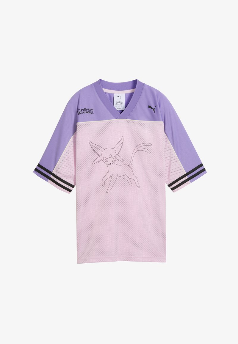 Maillot de sport à manches courtes en lavande et rose clair avec le logo Pokémon, le logo Puma et un dessin linéaire d'Espeon sur le devant.
