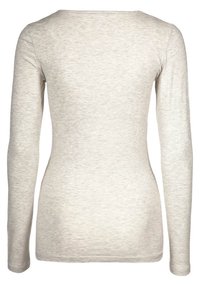 Pitkähiha, vaaleanharmaa paita, joka on valmistettu pehmeästä, tekstuurista kankaasta. Ominaisuuksiin kuuluu yksinkertainen, pyöreä pääntie ja tiukka siluetti.