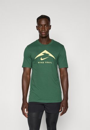 Zelené tričko s krátkym rukávom Nike Trail so žltým grafickým dizajnom hory a logom na hrudi. Vyrobené z mäkkého, priedušného materiálu.