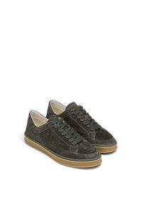 Graue Wildledersneaker mit runden Zehen, dicken Schnürsenkeln und einer Gummisohle. Verfügt über kontrastierende Nähte und einen leicht gepolsterten Kragen.