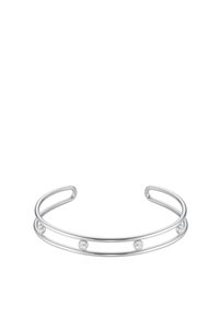Brazalete de plata con diseño de doble alambre, que presenta tres pequeñas piedras transparentes espaciadas uniformemente a lo largo de la banda. Acabado suave y pulido.