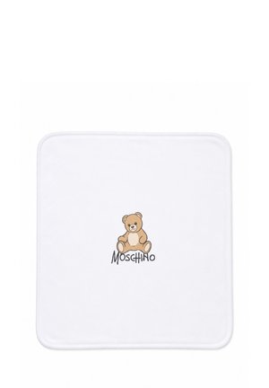 Wit vierkant doek met een kleine illustratie van een teddybeer en het woord Moschino gedrukt onder de beer in het midden.