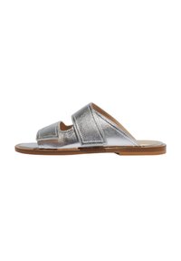 Srebrni metalik klizni sandal s dva široka remena i otvorenim prstima. Ima smeđu potplate i glatku teksturu s minimalnim dodacima.