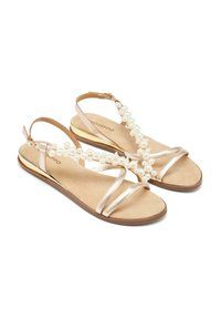 Sandalias planas marrones con correas metálicas y una fila decorativa de perlas blancas en el empeine. Presentan una plantilla acolchada y un diseño tipo slingback.