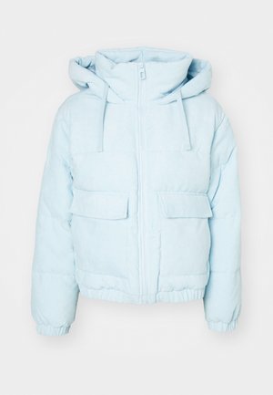 Lys blå kordfløjl pufferjakke med hætte, der har en frontlynlås, to store lommer og elastiske manchetter for en tætsiddende pasform.