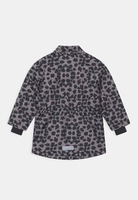 Mønstret jakke med et sort og gråt leopardmønster. Har en krave, elastisk talje og lange ærmer med manchet-detaljer.