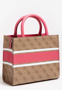 Petit sac fourre-tout brun avec un motif de logo en relief. Dispose de poignées roses et d'une large bande rose et blanche à l'avant. Matériau texturé.