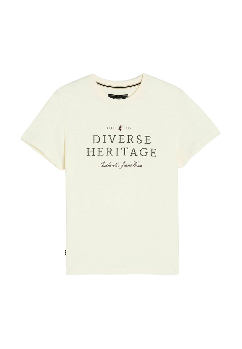 Kremowa bawełniana koszulka z krótkim rękawem i okrągłym dekoltem. Na przodzie widnieje grafika z napisem "RÓŻNORODNE DZIEDZICTWO" w ciemnym kolorze.
