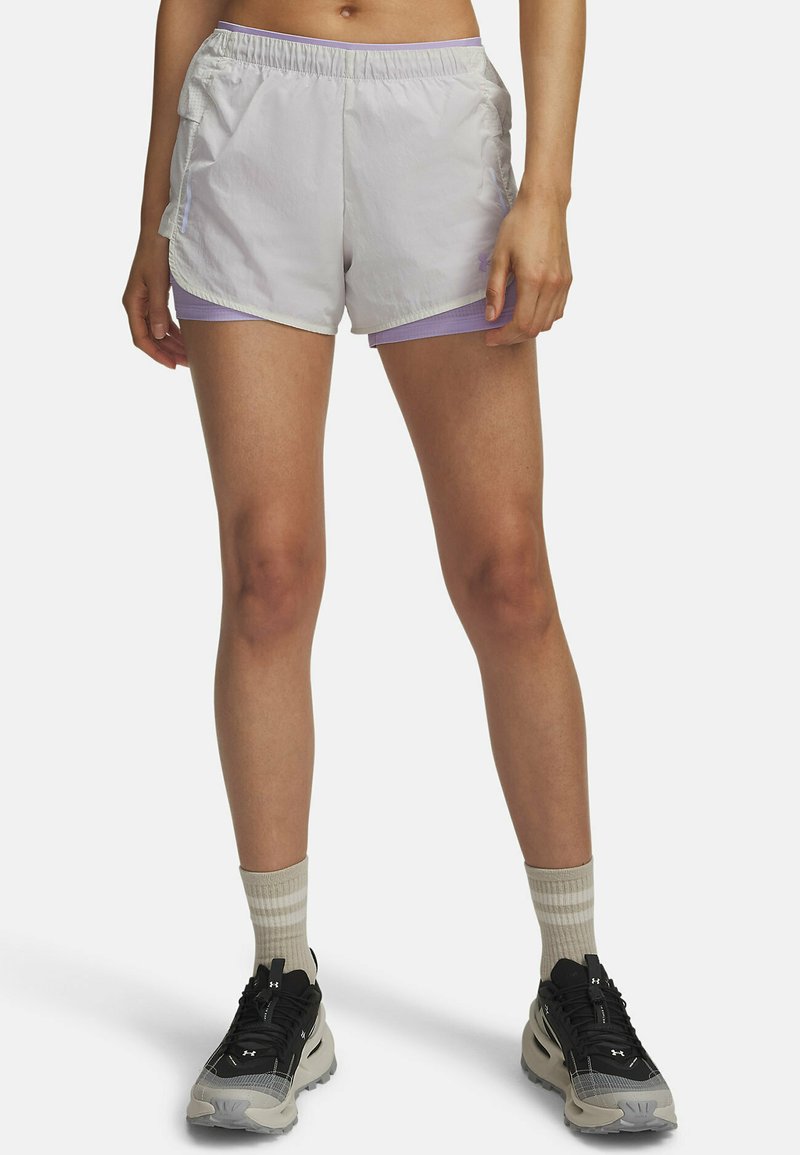 Lekkie spodenki sięgające do talii w jasnoszarym kolorze, z kontrastową fioletową podszewką wewnętrzną, elastycznym pasem i bocznymi kieszeniami.