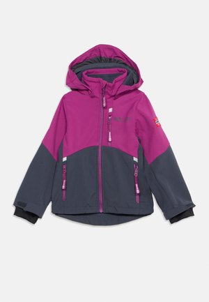 Lila-graue Softshell-Jacke mit Kapuze, Reißverschlusstaschen vorne und an der Brust, elastischen Bündchen und einem Norwegen-Fahnenpatch am linken Ärmel.