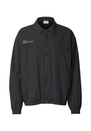 Czarna lekka kurtka z przednim zamkiem, kołnierzem i elastycznymi mankietami. Posiada haftowany napis na lewej piersi i kieszeni.