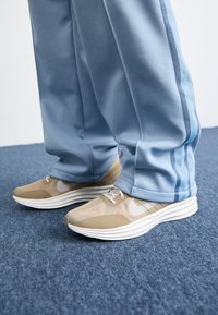 LUNAR ROAM UNISEX - Trainers - khaki/phantom/light bone/light pumice/flat pewter