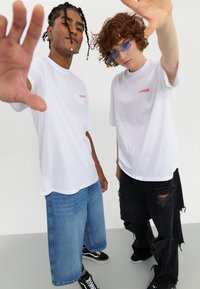 YOURTURN UNISEX - Print T-shirt - white