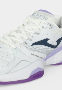 Λευκό αθλητικό παπούτσι με μοβ λεπτομέρειες στη σόλα, ναυτικό λογότυπο στο πλάι, τα κείμενα «MASTER 1000» και «PERFECT FIT» και λευκά κορδόνια.