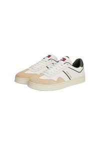 Zapatillas blancas con acentos de ante beige, detalles en negro y un pequeño logo en la lengua. Suela de goma y cordones planos.