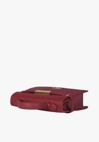 Rode leren handtas met een rechthoekige vorm, gouden bevestigingen en een bovenhandvat. Voorzien van een sluiting met gesp en zonder zichtbare patronen.