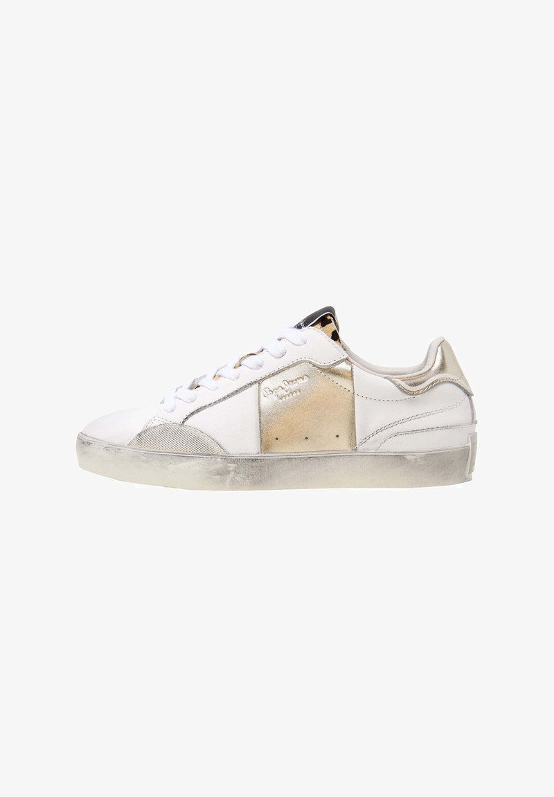 Weißer Sneaker mit einer Mischung aus Texturen, darunter glatte und metallische Bereiche. Bietet eine Schnürung vorne, runde Zehenpartie und ein niedriges Profil.
