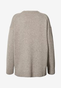 Svetlosivi pleteni pulover, oversized kroj, okrugli izrez, rebrasta donja obruba i manžeti, mekana tekstura, minimalni detalji, bez šavova na ramenima.