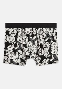 Černobílé boxerky s motivem fotbalových míčů a hvězd, vyrobené z měkkého materiálu s pohodlným pasem.