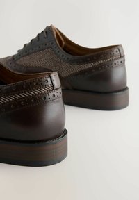 Next REGULAR FIT - HERITAGE BROGUE - Nauhakengät - brown
